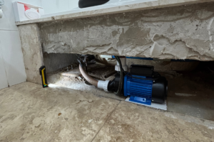 motor de hidromassagem instalado corretamente de frente para a manutenção